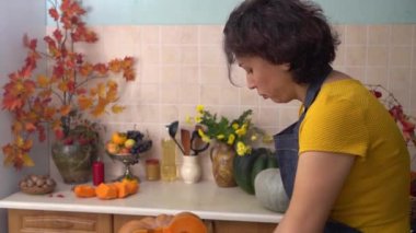 Balkabağı turtası Kanada ve ABD 'de geleneksel Şükran Günü yemeklerinin bir parçasıdır. Bir kadın ev yapımı piea için hamur yoğurur ev yapımı turta için hamur yoğurur. Yüksek kaliteli FullHD görüntüler