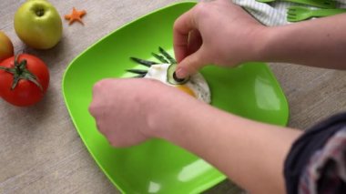 Tabakta çırpılmış yumurtanın komik bir resmi. Sağlıklı Kahvaltıları Komik Yemeklerle Eğlendiriyorum. Tatlı Çocuk Atıştırması. Yüksek kalite 4k görüntü