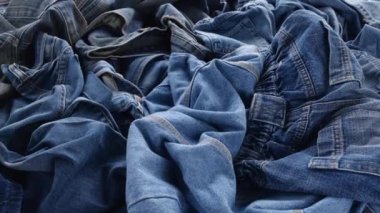 Mavi Kot. Tekstil atıklarını geri dönüştür. Moda endüstrisi tekstil atığı sorunu. Yüksek kalite 4k görüntü