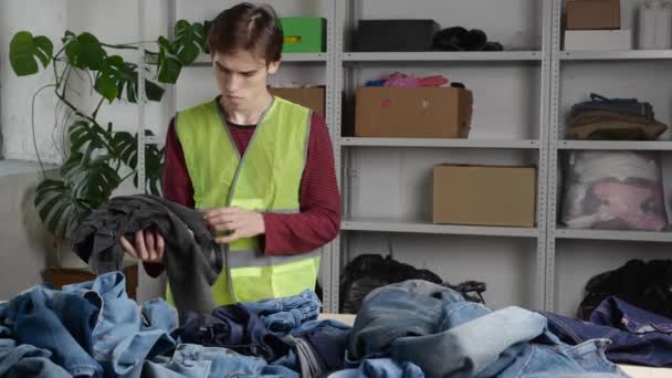 Doneren Verkopen Ongewenste Kleding Textiel Voor Hergebruik Recycling Hoge Kwaliteit — Stockvideo
