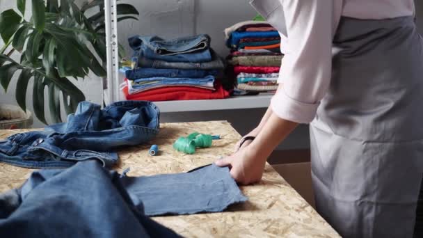Projektant Szyje Używanej Tkaniny Jeansowej Starych Dżinsów Proces Upcycling Przynosi — Wideo stockowe