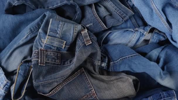 Staré Džíny Rychle Měnit Módu Plýtvat Oblečením Vysoce Kvalitní Záběry — Stock video