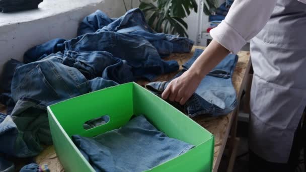 Tekrar Kullanım Geri Dönüşüm Için Istenmeyen Giysileri Tekstil Ürünlerini Bağışlayın — Stok video