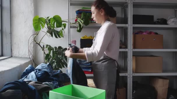 Oude Jeans Recycle Donatie Hergebruik Upcycle Denim Kleding Hoge Kwaliteit — Stockvideo