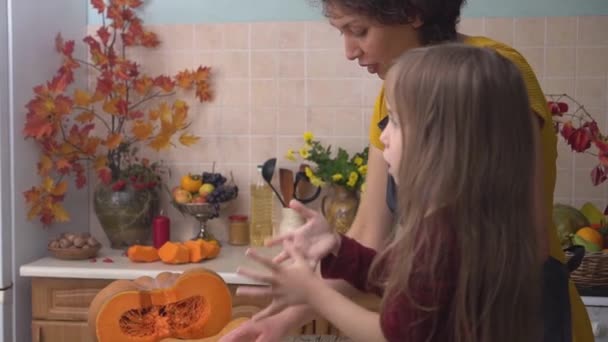Fetiţă Care Ajută Mama Bucătărie Mâinile Mamei Fiicei Pregătesc Aluatul — Videoclip de stoc