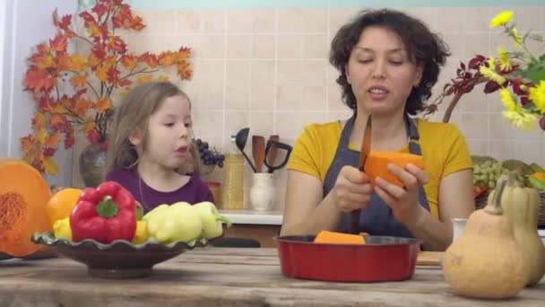 추수감사절 요리하는 엄마와 아이들은 축제를 파이를 요리한다 고품질 — 비디오