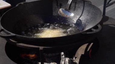 Falafel köftesi pişir. Ramazan ayı, iftar zamanı. Yüksek kalite 4k görüntü