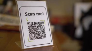 QR kod taraması ve akıllı telefonlu okuyucu uygulaması. Ödeme, ticari takip, bilet, ürün ve sadakat pazarlama ve ürün etiketleme, bilgi alışverişi için QR kodu kullanılıyor. 