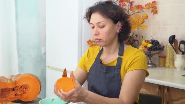 Pieczenie Ciasta Dyniowego Święto Dziękczynienia Kobieta Gotuje Danie Dyni Wysokiej — Wideo stockowe