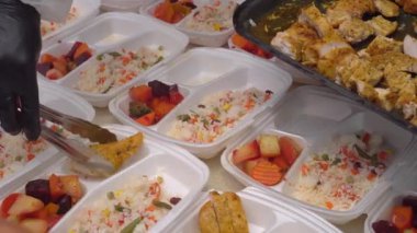 Şükran Günü 'nde bağış ve gönüllüler. Bedava Şükran Günü yemekleri ve hindiler. Mülteci kampına sıcak yemekler. Yüksek kalite 4k görüntü