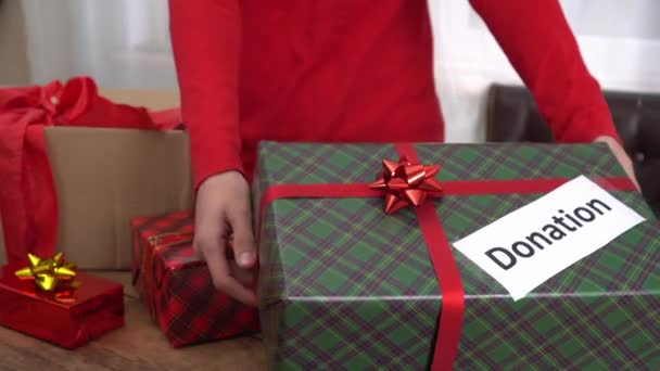Egy Önkéntes Karácsonyi Ajándékokat Osztogat Rászoruló Gyerekeknek Kiváló Minőségű Felvételek — Stock videók