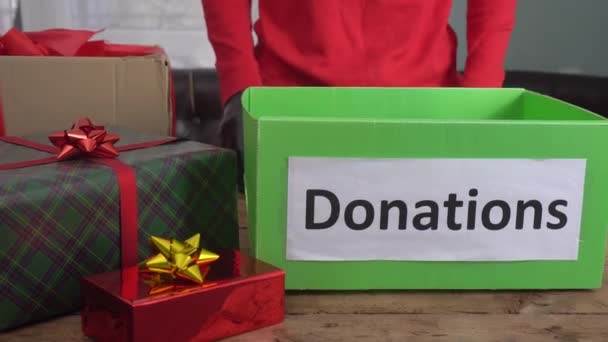 クリスマスプレゼント チャリティーボックス 低所得家庭のためのクリスマスの慈善団体 クリスマスの援助とヘルプ 高品質4K映像 — ストック動画