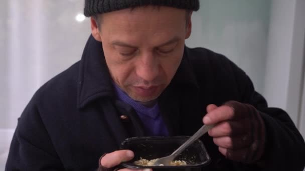 Die Flüchtlingskrise Ein Obdachloser Isst Einem Flüchtlingslager Heiße Suppe Hochwertiges — Stockvideo
