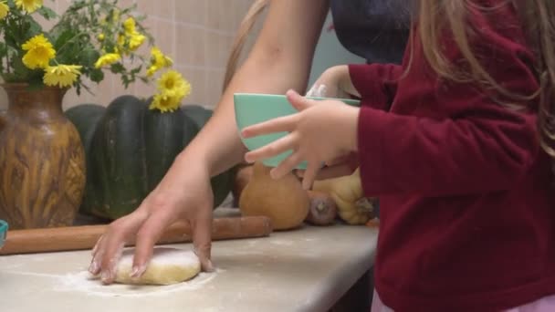 Mãe Filha Passaram Mês Juntas Fazer Massa Cozinha Asse Torta — Vídeo de Stock