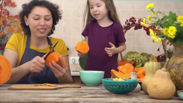 お祝いの感謝祭のディナーのために一緒に料理 女性農家の母親と子供たちは収穫祭のためにカボチャのパイを調理します 高品質4K映像 — ストック動画