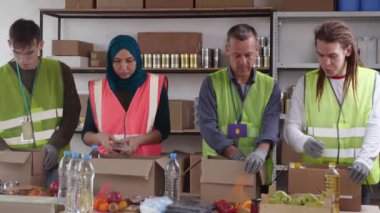 Çok uluslu ve çok ırklı bir gönüllü grubu. Müslüman, Avrupalı, Asyalı. Yüksek kalite 4k görüntü