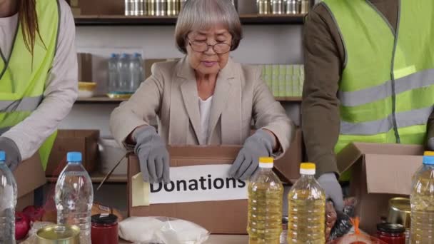 Asiatische Freiwillige Hohen Alter Charity Und Spenden Thanksgiving Und Weihnachten — Stockvideo