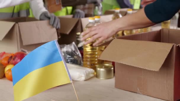 Війна Україні Допомога Українським Біженцям Добровольці Збирають Коробки Їжею Теплим — стокове відео
