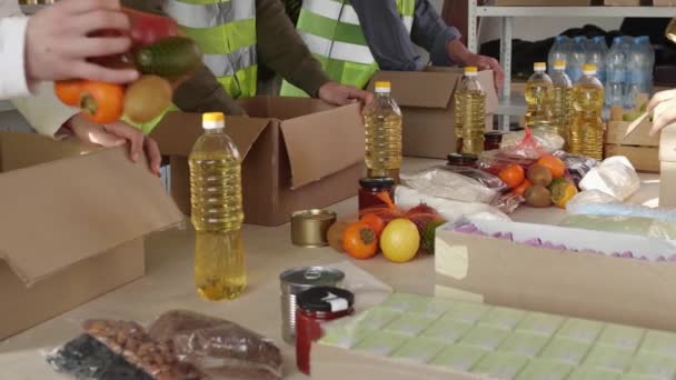 为穷人提供食物 为饥饿者提供食物 慈善组织 乌克兰难民营 食品捐赠 志愿者 社会工作者收集一个食品杂物箱 高质量的4K镜头 — 图库视频影像
