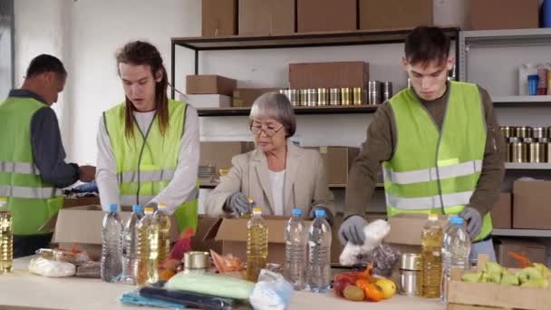 Продовольча Коробка Благодійність Бідних Пожертвування Їжі Під Час Різдва Добровольці — стокове відео