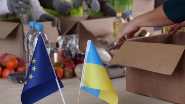 Avrupalı Gönüllüler Ihtiyacı Olan Ukraynalılar Için Yiyecek Sıcak Kıyafetler Ayakkabılar — Stok video