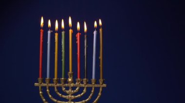 Hanuka için Menorah. Hanuka 'nın sekizinci gecesi. Menoranın içinde dokuz mum var. Hanuka, Yahudi Işık Festivali 'dir. Yüksek kalite 4k görüntü