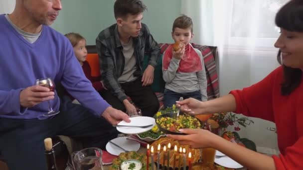 子供を持つ幸せなユダヤ人の家族はHanukkaを祝います 光の祭典 イスラエルの人々 ハヌカ メノラ 高品質のフルHd映像 — ストック動画