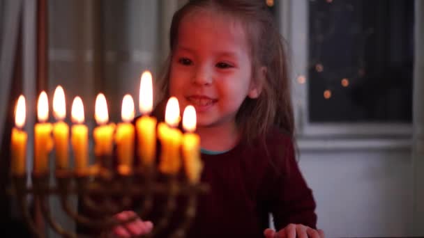 Een Chanoeka Gelukkig Joods Meisje Kijkt Naar Lichten Van Menorah — Stockvideo