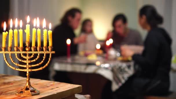 Šťastná Židovská Rodina Slaví Chanuku Festival Světel Izraelci Menorah Chanuky — Stock video