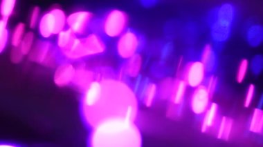 Neon mor, morumsu, sıcak pembe ve koyu mavi renkler bokeh. Optik Kristal Prizma Işınlar. Işıklar arka planda veya üstüste konur. Noel için büyülü bir geçmiş. Yüksek kalite 4k görüntü