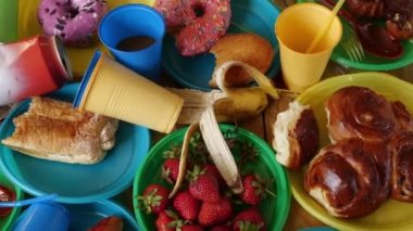 Tek kullanımlık plastik sofra takımı ve yemek artıkları. Yiyecekler tüketici seviyesinde ziyan edilir, insanlar ihtiyaçlarından fazlasını satın alır ve kullanılmamış yiyecekleri çöpe atarlar. Yüksek kalite 4k görüntü