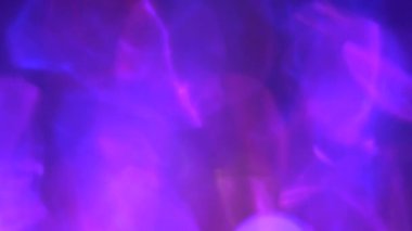 Neon mor, morumsu, sıcak pembe ve koyu mavi renkler bokeh. Optik Kristal Prizma Işınlar. Işıklar arka planda veya üstüste konur. Noel için büyülü bir geçmiş. Yüksek kalite 4k görüntü