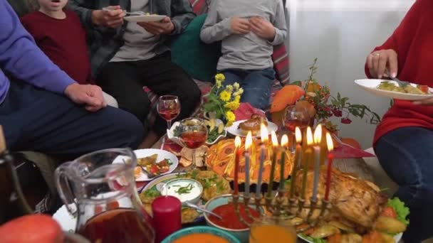 Boldog Zsidó Család Gyerekekkel Ünnepli Hanukát Fények Fesztiválja Izrael Népe — Stock videók