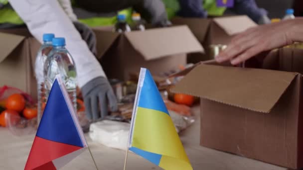 Dobrovolnické Centrum Češtině Sběr Humanitární Pomoci Pro Ukrajinské Uprchlíky Vysoce — Stock video
