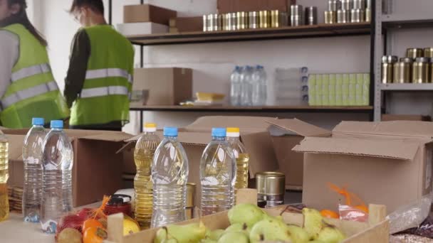 Junge Freiwillige Servieren Kostenlose Lebensmittel Für Arme Menschen Charity Workers — Stockvideo