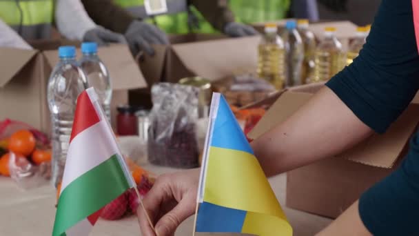 Donaties Voor Oekraïne Oekraïense Oorlogsvluchtelingen Hulpverleners Die Voedsel Voorraden Uitdelen — Stockvideo
