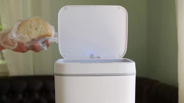 一人の男が無駄なパンをゴミ箱に投げ込む 食品ロスと廃棄物 高品質4K映像 — ストック動画