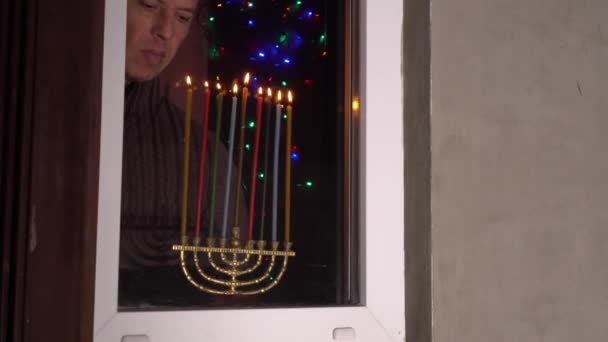 Χάνουκα Στο Ισραήλ Ένας Εβραίος Βάζει Ένα Μενόρα Αναμμένα Κεριά — Αρχείο Βίντεο