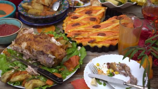 宴会后吃剩的食物放在桌上 肮脏的盘子 未吃的食物 粮食损失和浪费 高质量的4K镜头 — 图库视频影像