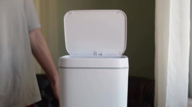 Boş bir plastik su şişesi çöp kutusuna atılır. Yüksek kalite 4k görüntü
