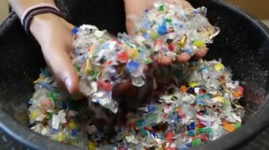 Plastik geri dönüşüm tesisi. PET şişelerinden koparılmış plastik. Yüksek kalite 4k görüntü
