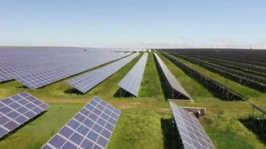 Güneş enerjisi istasyonu. Güneş Parkı 'ndaki paneller. Güneş enerjisinin kaynağı Güneş. Sürdürülebilir enerji, yeşil güç. Yüksek kalite 4k görüntü