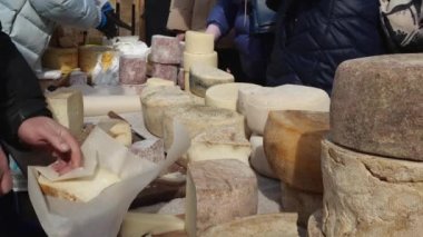 Bir çiftçi pazarda peynir ve tereyağı satar. Hollanda 'daki azot krizi, küresel gıda krizi. İhracat ve ithalat sorunları. Yüksek kalite 4k görüntü