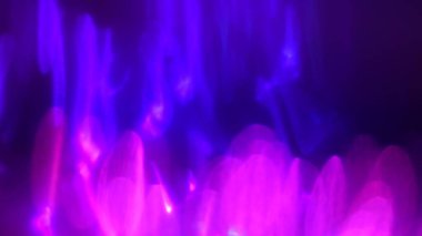 Yaşasın mor neon arkaplan soyut parlak siyah parıltı. Siber punk tarzında fütürist neon ışık izleri. Yüksek kalite fotoğraf