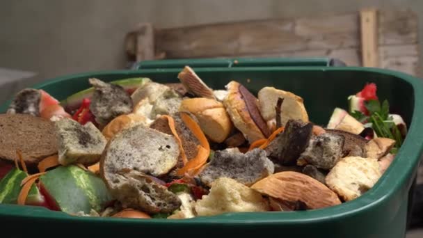 Ein Müllcontainer Mit Essensresten Lebensmittelverschwendung Foodservice Hochwertiges Filmmaterial — Stockvideo