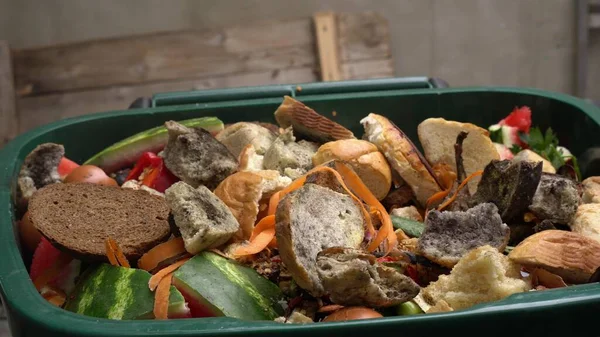 Een Container Met Etensresten Voedselverspilling Levensmiddelenindustrie Wereldwijde Voedselcrisis Hoge Kwaliteit Stockfoto