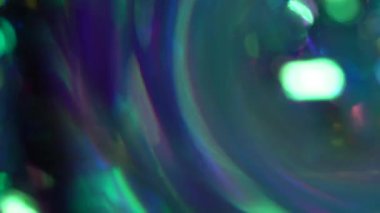 Noel ışıkları sihirli, yuvarlak bir kristale yansır. Gökkuşağı renkli gölgeler ışıl ışıl parlıyor. Yüksek kalite 4k görüntü