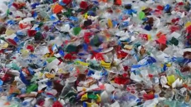 Ezilmiş plastik bir şişe. Yüksek kalite 4k görüntü