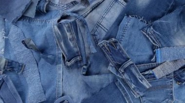 Denim kumaş kırıntıları. Geri dönüşüm kotları israf olur. Yüksek kalite 4k görüntü