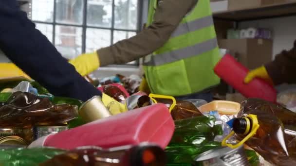 分別リサイクル施設 廃棄物の手動分離とリサイクル可能な材料の回収 高品質4K映像 — ストック動画